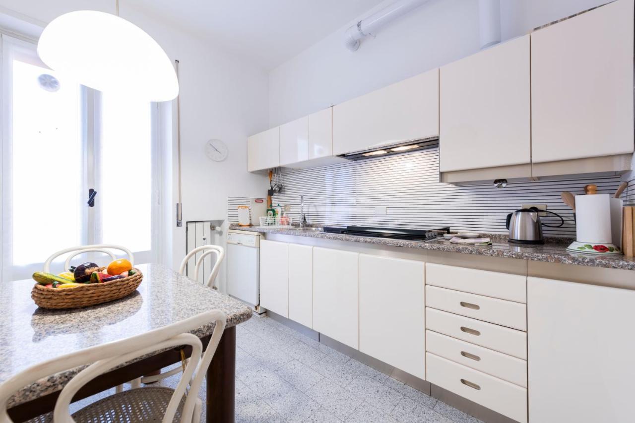 Residenza Astra Apartment เวโรนา ภายนอก รูปภาพ